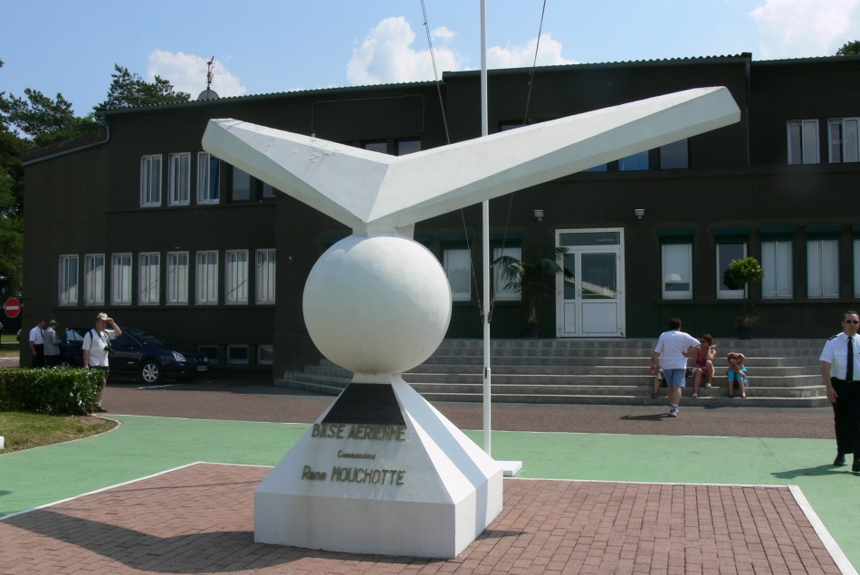 ancien monument à la Base aérienne