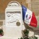 Notre Drapeau au côté de la Stèle
